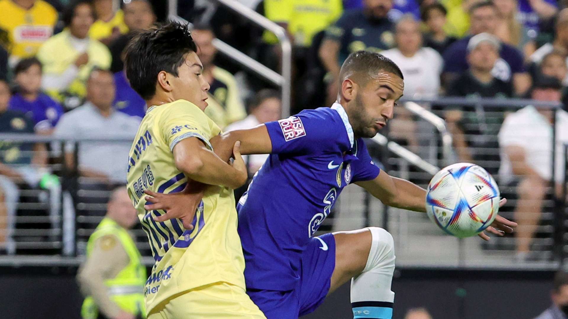 她在游泳比 她在游泳比