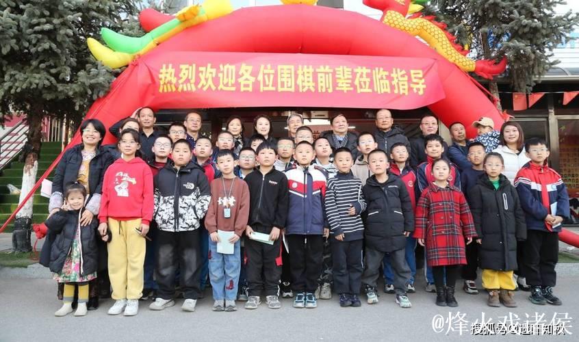 “晚报杯”首次巅峰对战,恒山麓下围棋风采再现 “晚报杯”首次巅峰对战,恒山麓下围棋风采再现